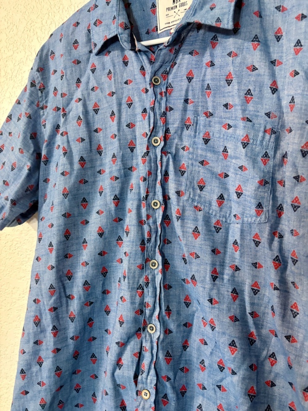 Men's Light Blue Short-Sleeve Button-Down Shirt with Red Geometric Print XL - Picture 4 of 7